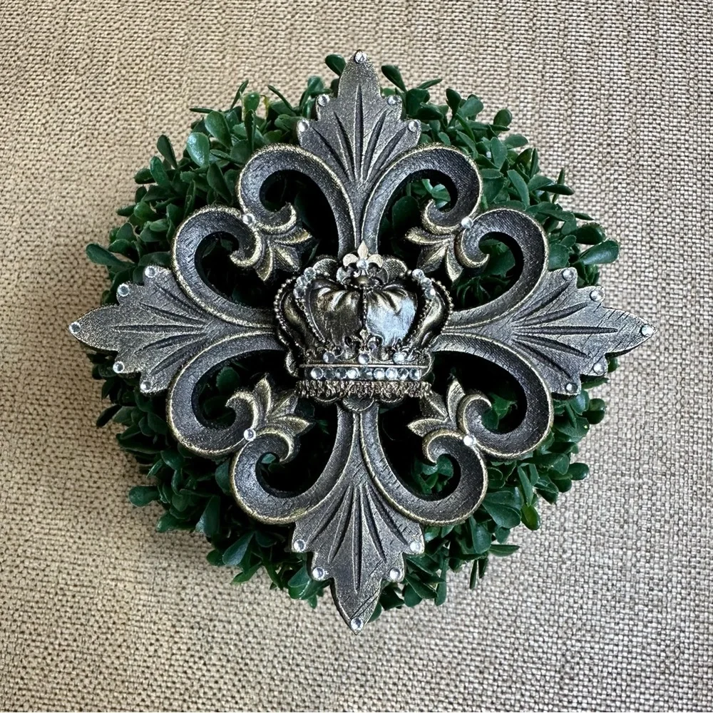 Fleur de Lis Crown Magnetic Lampshade Enhancer - Picture 12 of 12